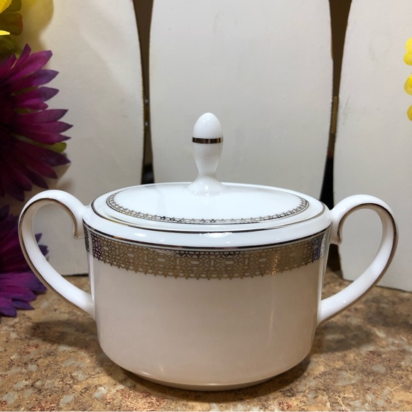 NEW Elegant Wedgwood Vera Wang, Platinum Vera Lace Covered Sugar Box - Picture 1 of 7